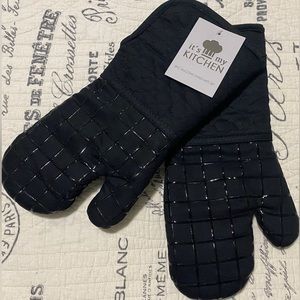 Quilted Heat Resistant Oven Mitts with Silicone Grid Design 2-pk. Black. NWT.